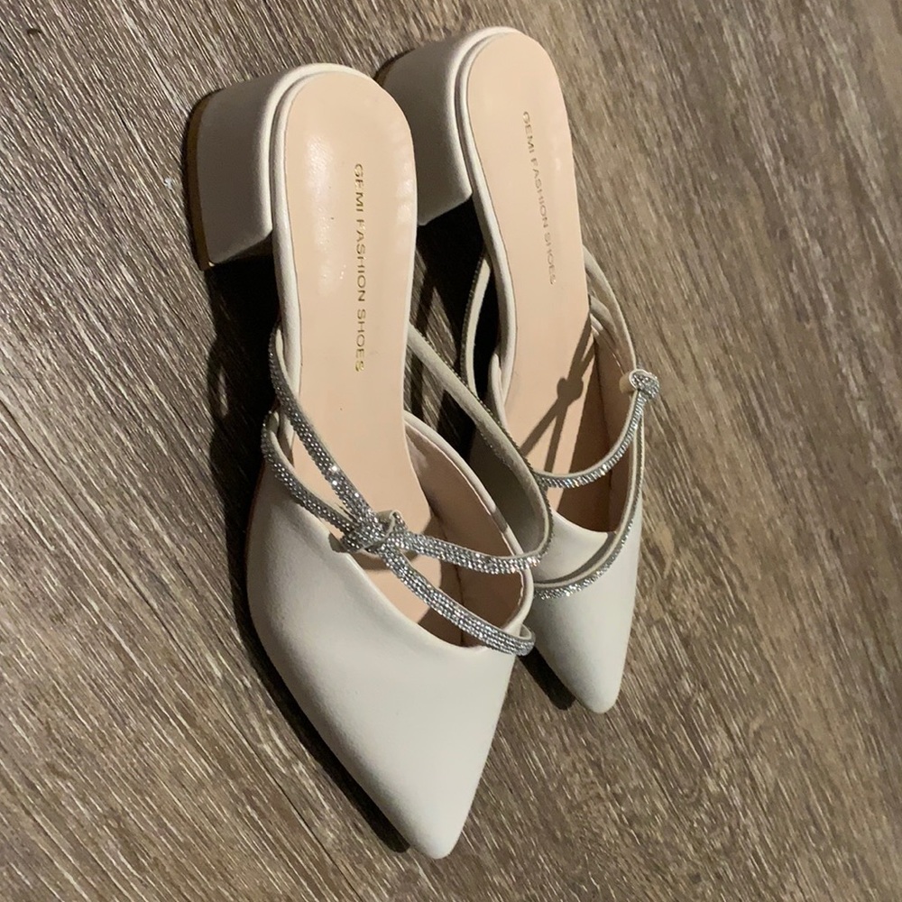 Rhinestone pointed flat shoes with pump